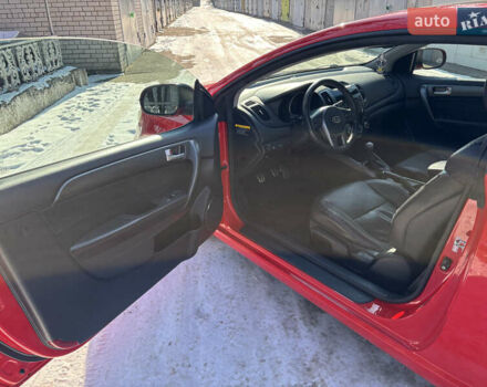 Красный Киа Cerato KOUP, объемом двигателя 2.4 л и пробегом 197 тыс. км за 6300 $, фото 5 на Automoto.ua