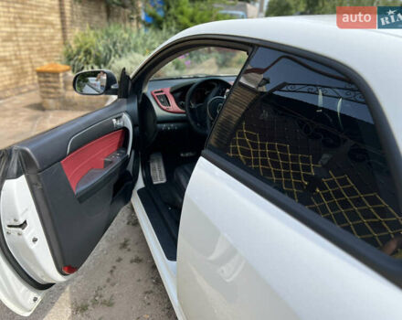 Білий Кіа Черато, об'ємом двигуна 2 л та пробігом 140 тис. км за 9200 $, фото 2 на Automoto.ua