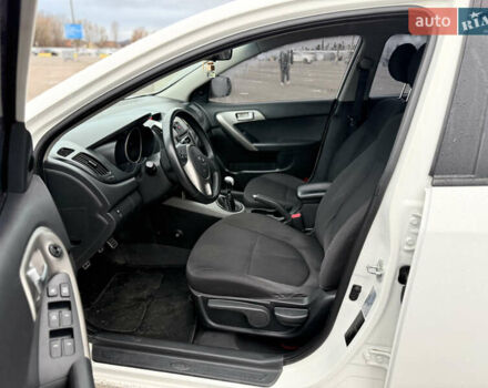 Белый Киа Черато, объемом двигателя 1.59 л и пробегом 168 тыс. км за 4350 $, фото 7 на Automoto.ua