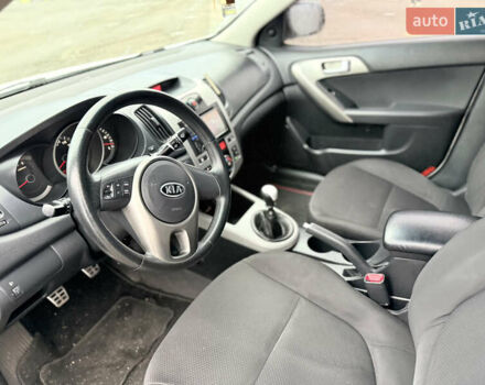 Белый Киа Черато, объемом двигателя 1.59 л и пробегом 168 тыс. км за 4350 $, фото 6 на Automoto.ua