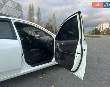Білий Кіа Черато, об'ємом двигуна 1.59 л та пробігом 154 тис. км за 7500 $, фото 5 на Automoto.ua