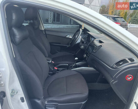 Білий Кіа Черато, об'ємом двигуна 1.59 л та пробігом 154 тис. км за 7500 $, фото 6 на Automoto.ua