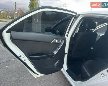 Білий Кіа Черато, об'ємом двигуна 1.59 л та пробігом 154 тис. км за 7500 $, фото 7 на Automoto.ua