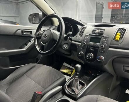 Білий Кіа Черато, об'ємом двигуна 1.59 л та пробігом 180 тис. км за 6300 $, фото 7 на Automoto.ua