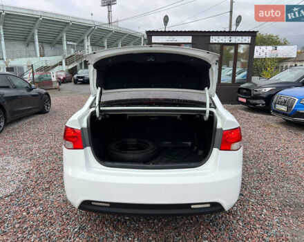 Белый Киа Черато, объемом двигателя 1.59 л и пробегом 210 тыс. км за 8200 $, фото 8 на Automoto.ua