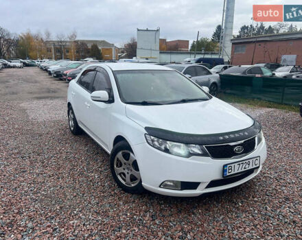 Белый Киа Черато, объемом двигателя 1.59 л и пробегом 210 тыс. км за 8200 $, фото 2 на Automoto.ua