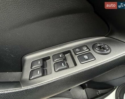 Білий Кіа Черато, об'ємом двигуна 1.6 л та пробігом 100 тис. км за 8300 $, фото 18 на Automoto.ua