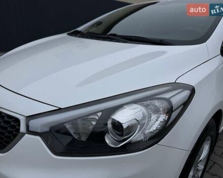 Білий Кіа Черато, об'ємом двигуна 1.6 л та пробігом 100 тис. км за 8300 $, фото 3 на Automoto.ua