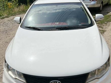 Білий Кіа Черато, об'ємом двигуна 2 л та пробігом 140 тис. км за 9200 $, фото 1 на Automoto.ua