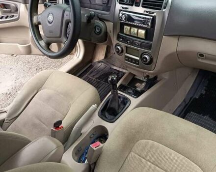 Бежевий Кіа Черато, об'ємом двигуна 2 л та пробігом 187 тис. км за 4700 $, фото 3 на Automoto.ua