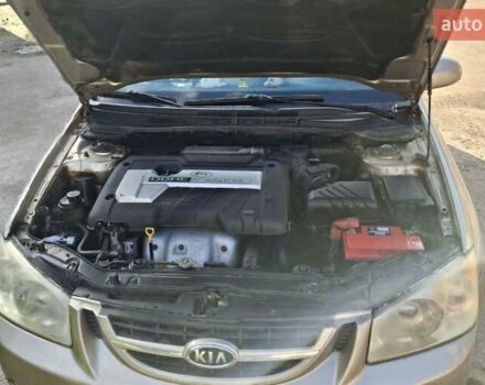 Бежевый Киа Черато, объемом двигателя 2 л и пробегом 200 тыс. км за 3750 $, фото 3 на Automoto.ua
