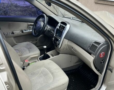 Бежевий Кіа Черато, об'ємом двигуна 1.6 л та пробігом 312 тис. км за 1800 $, фото 5 на Automoto.ua