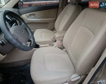 Бежевый Киа Черато, объемом двигателя 2 л и пробегом 195 тыс. км за 4250 $, фото 8 на Automoto.ua