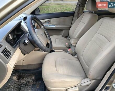 Бежевый Киа Черато, объемом двигателя 1.98 л и пробегом 195 тыс. км за 3993 $, фото 7 на Automoto.ua