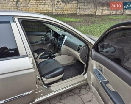 Бежевый Киа Черато, объемом двигателя 2 л и пробегом 210 тыс. км за 5300 $, фото 11 на Automoto.ua