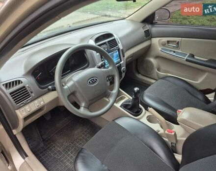 Бежевый Киа Черато, объемом двигателя 2 л и пробегом 210 тыс. км за 5300 $, фото 7 на Automoto.ua