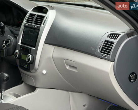 Черный Киа Черато, объемом двигателя 1.98 л и пробегом 180 тыс. км за 5500 $, фото 22 на Automoto.ua