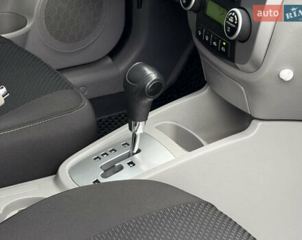 Черный Киа Черато, объемом двигателя 1.98 л и пробегом 180 тыс. км за 5500 $, фото 23 на Automoto.ua