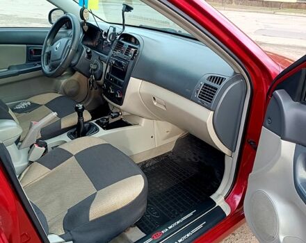 Красный Киа Черато, объемом двигателя 1.6 л и пробегом 233 тыс. км за 4200 $, фото 5 на Automoto.ua