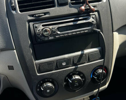 Красный Киа Черато, объемом двигателя 1.6 л и пробегом 175 тыс. км за 3950 $, фото 6 на Automoto.ua