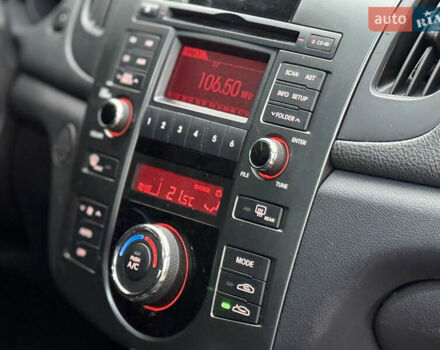 Красный Киа Черато, объемом двигателя 1.6 л и пробегом 200 тыс. км за 8900 $, фото 15 на Automoto.ua