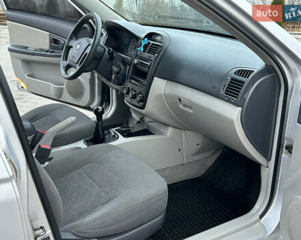 Серый Киа Черато, объемом двигателя 1.6 л и пробегом 177 тыс. км за 4000 $, фото 11 на Automoto.ua