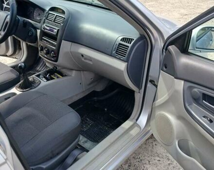 Серый Киа Черато, объемом двигателя 1.6 л и пробегом 192 тыс. км за 4200 $, фото 13 на Automoto.ua