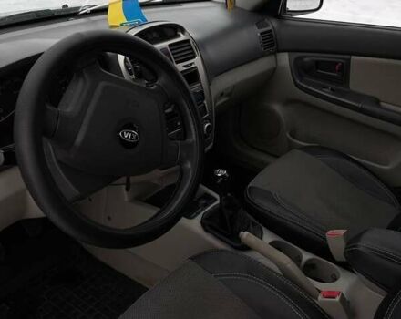 Серый Киа Черато, объемом двигателя 2 л и пробегом 316 тыс. км за 4200 $, фото 10 на Automoto.ua