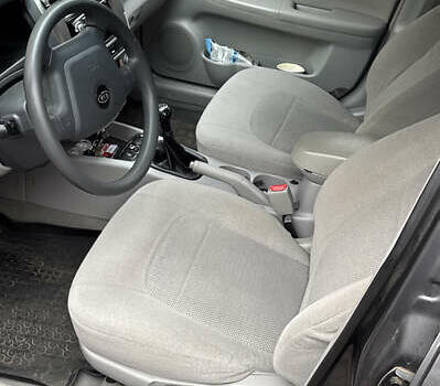 Серый Киа Черато, объемом двигателя 2 л и пробегом 180 тыс. км за 3800 $, фото 12 на Automoto.ua