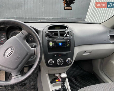 Сірий Кіа Черато, об'ємом двигуна 1.6 л та пробігом 250 тис. км за 3100 $, фото 6 на Automoto.ua