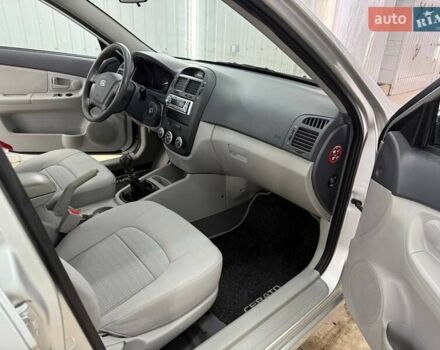 Серый Киа Черато, объемом двигателя 1.59 л и пробегом 50 тыс. км за 6000 $, фото 4 на Automoto.ua