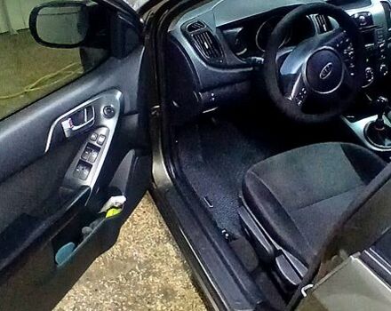 Серый Киа Черато, объемом двигателя 2 л и пробегом 250 тыс. км за 7200 $, фото 7 на Automoto.ua