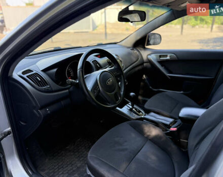 Серый Киа Черато, объемом двигателя 2 л и пробегом 211 тыс. км за 6000 $, фото 7 на Automoto.ua