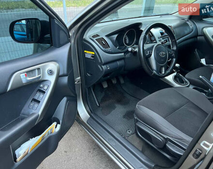 Серый Киа Черато, объемом двигателя 2 л и пробегом 177 тыс. км за 6000 $, фото 4 на Automoto.ua
