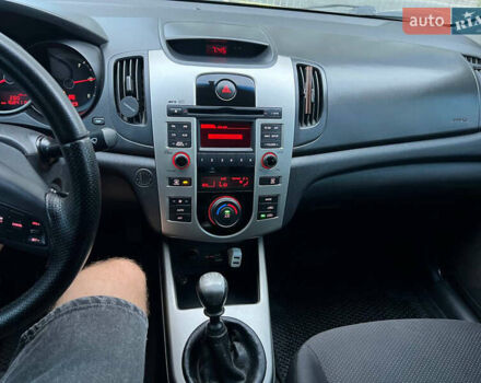 Серый Киа Черато, объемом двигателя 2 л и пробегом 177 тыс. км за 6000 $, фото 8 на Automoto.ua