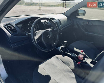 Сірий Кіа Черато, об'ємом двигуна 1.59 л та пробігом 243 тис. км за 4450 $, фото 7 на Automoto.ua