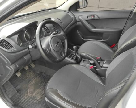 Серый Киа Черато, объемом двигателя 1.6 л и пробегом 88 тыс. км за 9000 $, фото 4 на Automoto.ua