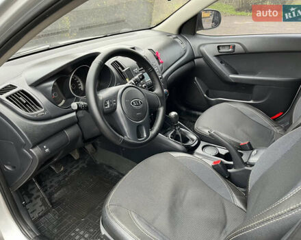 Серый Киа Черато, объемом двигателя 1.59 л и пробегом 99 тыс. км за 8400 $, фото 4 на Automoto.ua