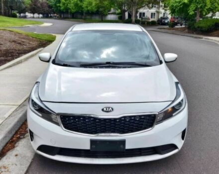 Белый Киа Другая, объемом двигателя 2 л и пробегом 49 тыс. км за 4500 $, фото 1 на Automoto.ua