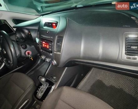 Білий Кіа Форте, об'ємом двигуна 2 л та пробігом 133 тис. км за 9900 $, фото 18 на Automoto.ua