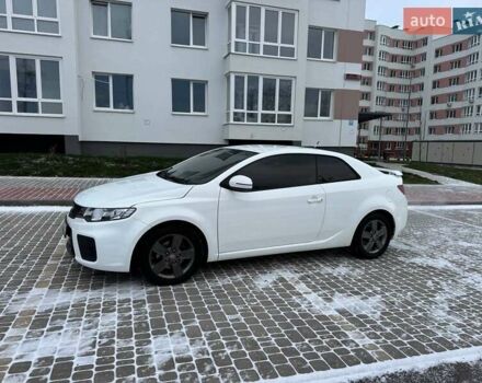 Белый Киа Форте, объемом двигателя 2 л и пробегом 209 тыс. км за 7500 $, фото 4 на Automoto.ua