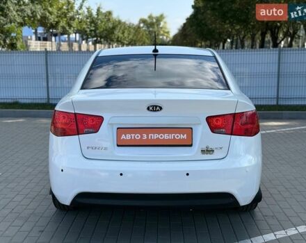 Білий Кіа Форте, об'ємом двигуна 2 л та пробігом 229 тис. км за 6900 $, фото 4 на Automoto.ua