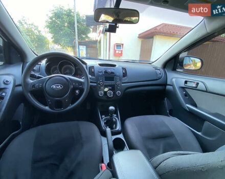 Білий Кіа Форте, об'ємом двигуна 2 л та пробігом 160 тис. км за 6200 $, фото 8 на Automoto.ua