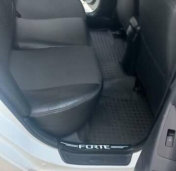 Киа Форте 2012 в Нетешине на Automoto.ua Белый Киа Форте, объемом двигателя 2 л и пробегом 213 тыс. км за 7400 $, фото 13 на Automoto.ua