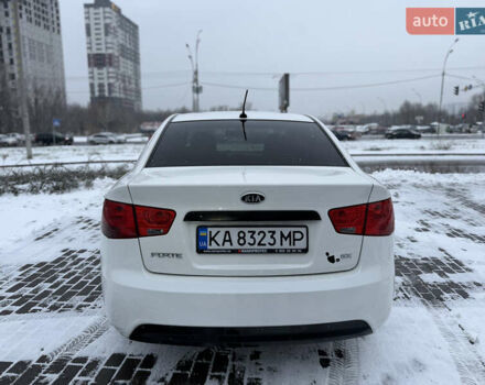 Білий Кіа Форте, об'ємом двигуна 2 л та пробігом 192 тис. км за 7500 $, фото 5 на Automoto.ua