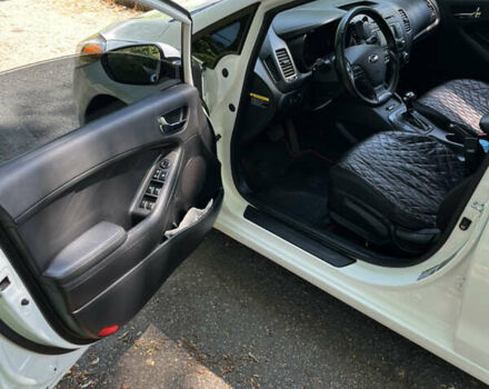 Білий Кіа Форте, об'ємом двигуна 2 л та пробігом 120 тис. км за 9300 $, фото 9 на Automoto.ua