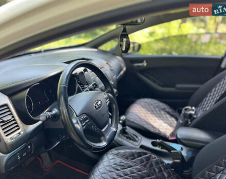 Білий Кіа Форте, об'ємом двигуна 2 л та пробігом 120 тис. км за 9300 $, фото 8 на Automoto.ua
