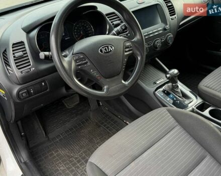 Білий Кіа Форте, об'ємом двигуна 2 л та пробігом 130 тис. км за 5500 $, фото 6 на Automoto.ua