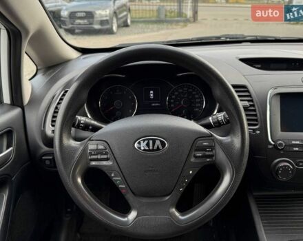 Білий Кіа Форте, об'ємом двигуна 2 л та пробігом 130 тис. км за 5500 $, фото 7 на Automoto.ua