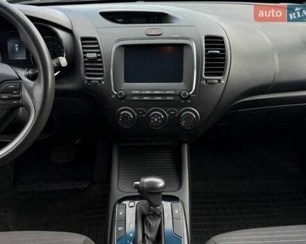 Білий Кіа Форте, об'ємом двигуна 2 л та пробігом 130 тис. км за 5500 $, фото 8 на Automoto.ua